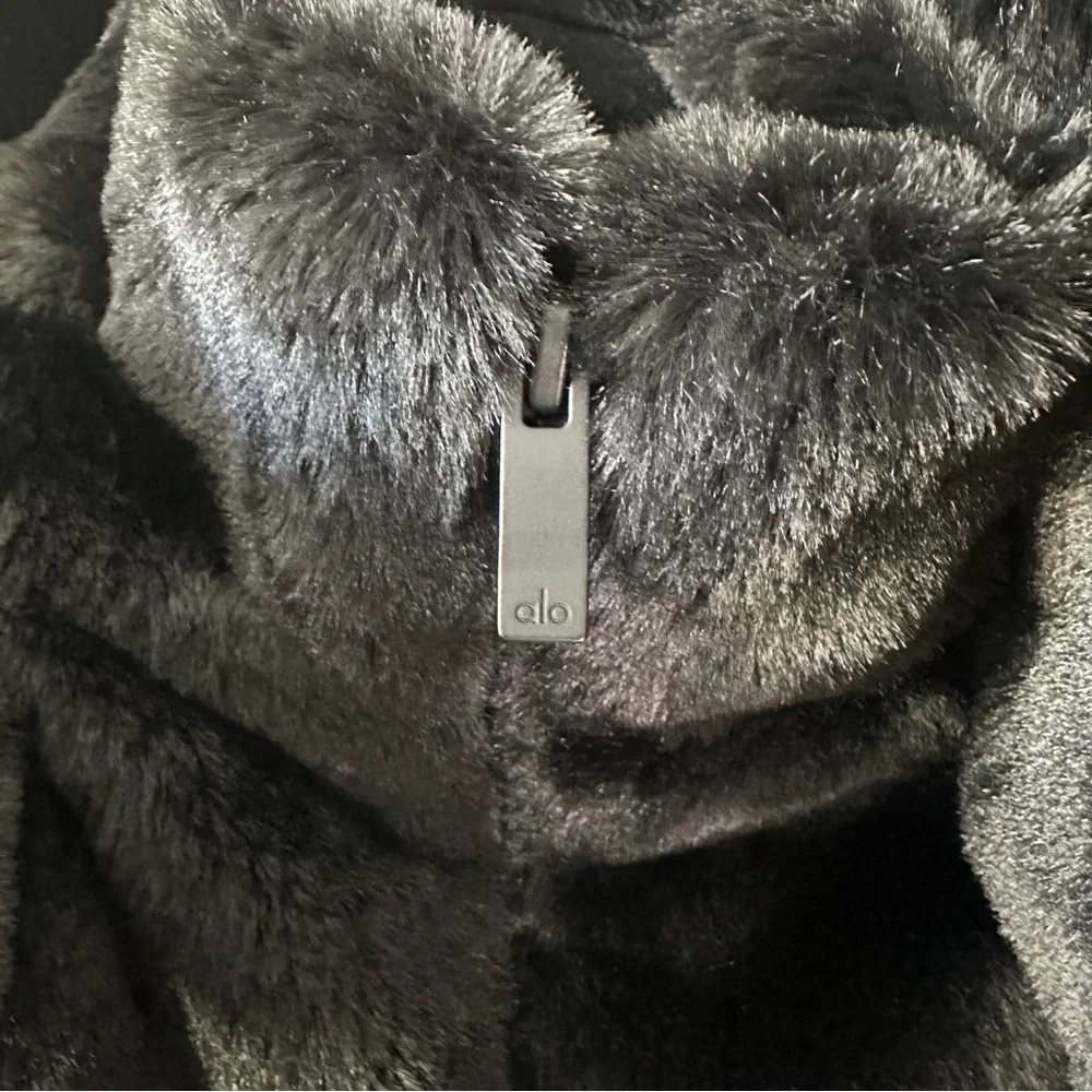 ALO YOGA Faux Fur Foxy Jacket in Black SZ XS - Picture 4 of 10